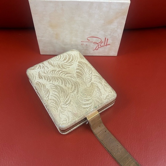 Vintage Zell Roundtowner compact kit.
Compact, change purse, comb, lipstick. - Picture 2 of 11